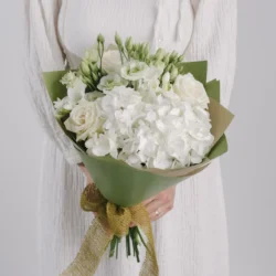 Buchet cu flori albe și hârtie craft