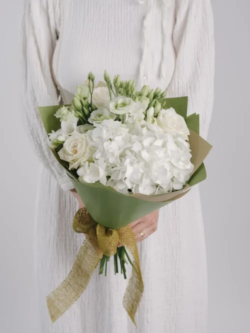 Buchet cu flori albe și hârtie craft