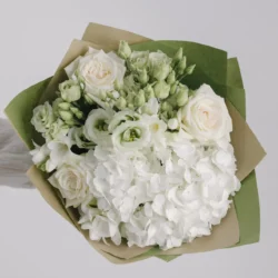 Buchet cu flori albe și hârtie craft