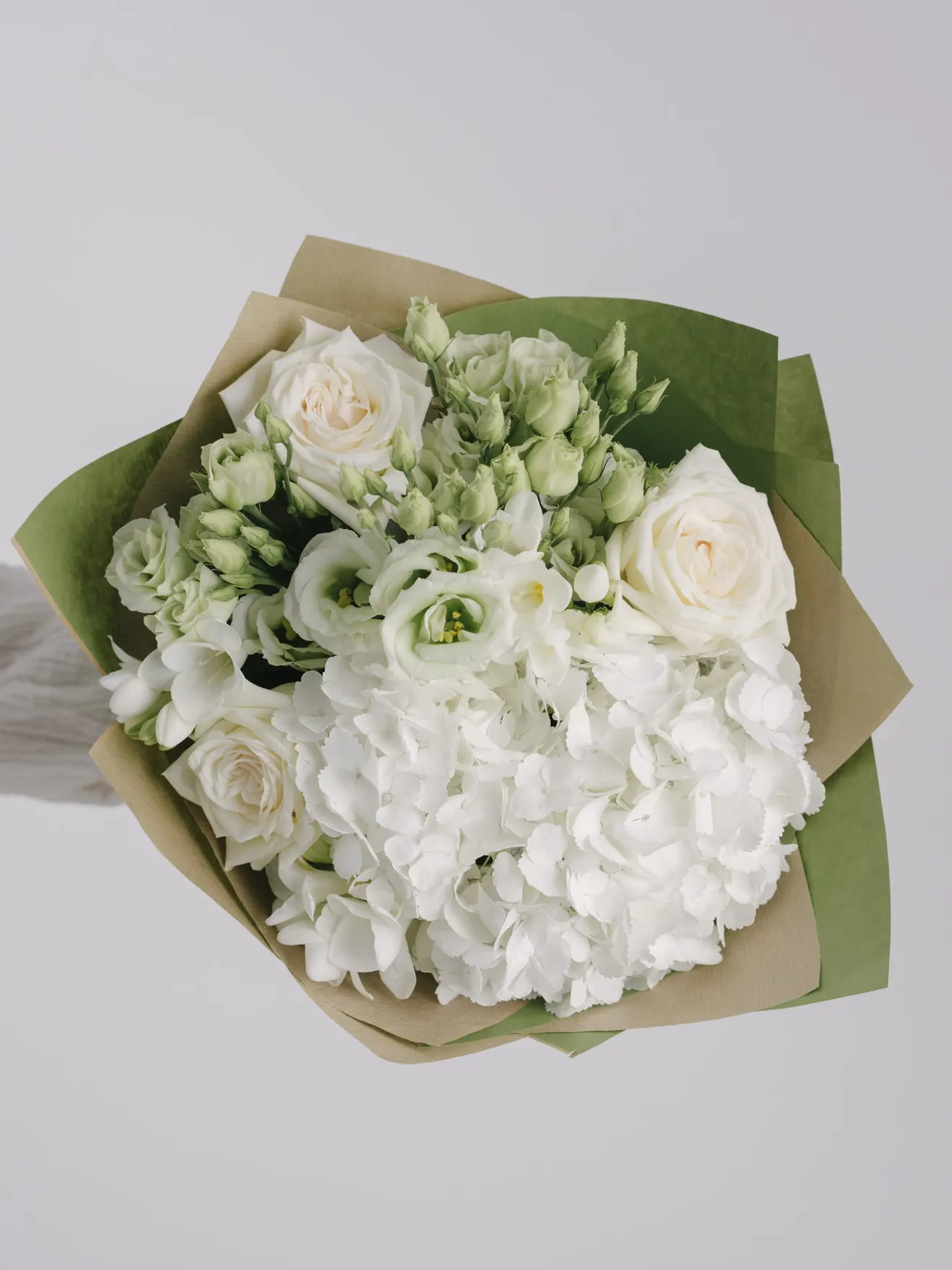 Buchet cu flori albe și hârtie craft