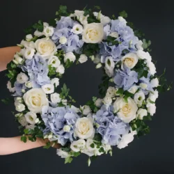 Coroană funerară cu flori albastre