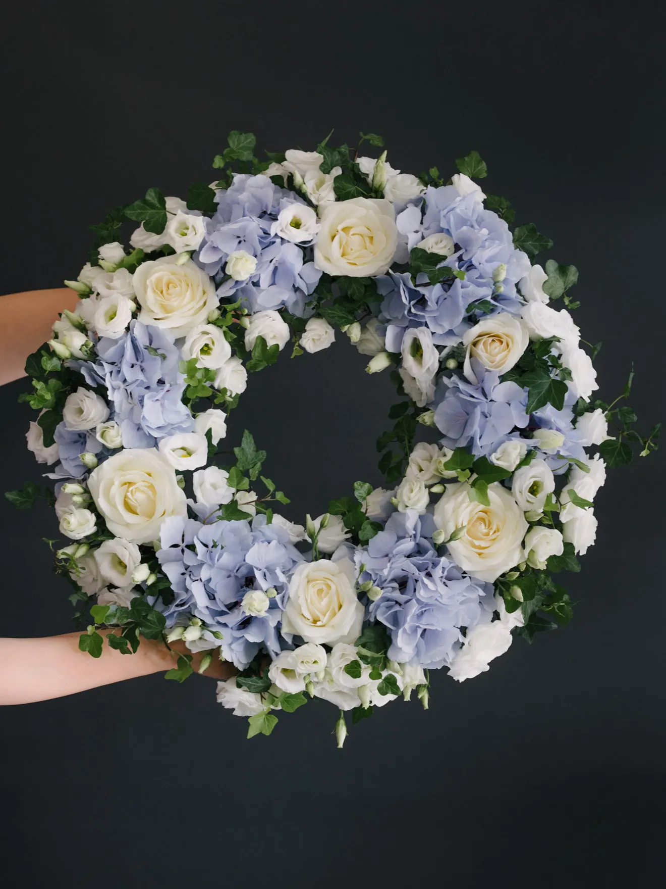 Coroană funerară cu flori albastre