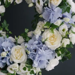 Coroană funerară cu flori albastre
