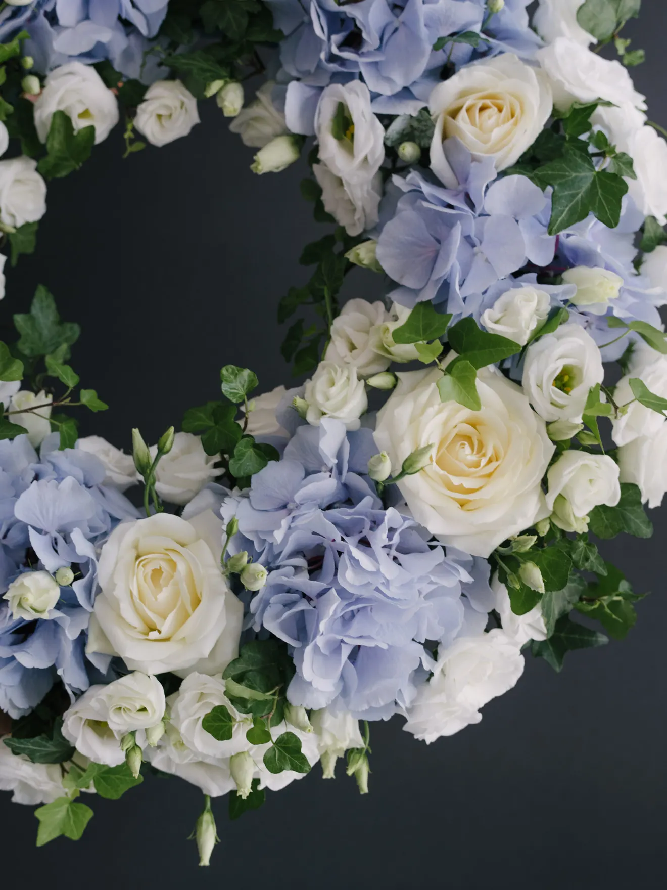 Coroană funerară cu flori albastre
