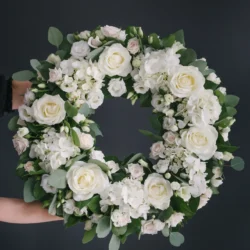 Coroană funerară cu flori albe