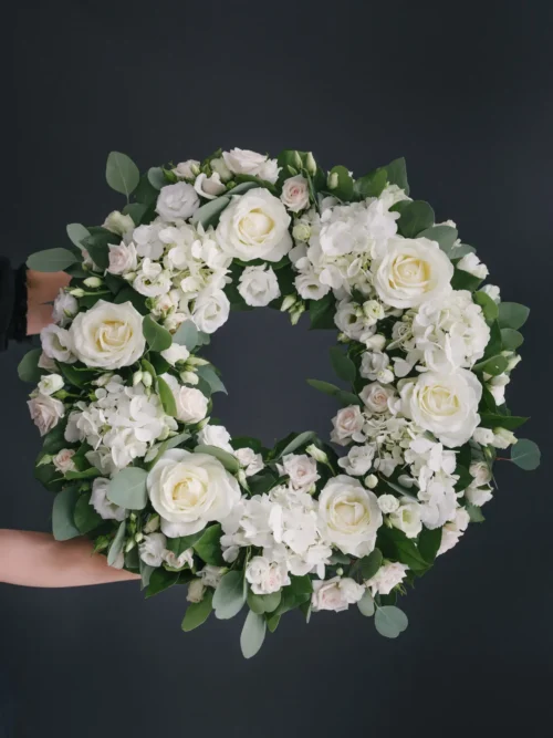 Coroană funerară cu flori albe