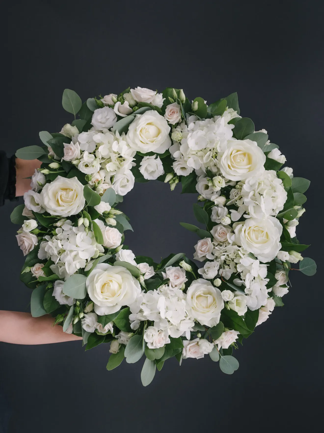 Coroană funerară cu flori albe