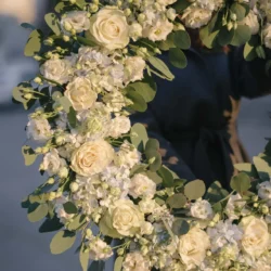 Coroană funerară cu flori albe (75cm diametru)