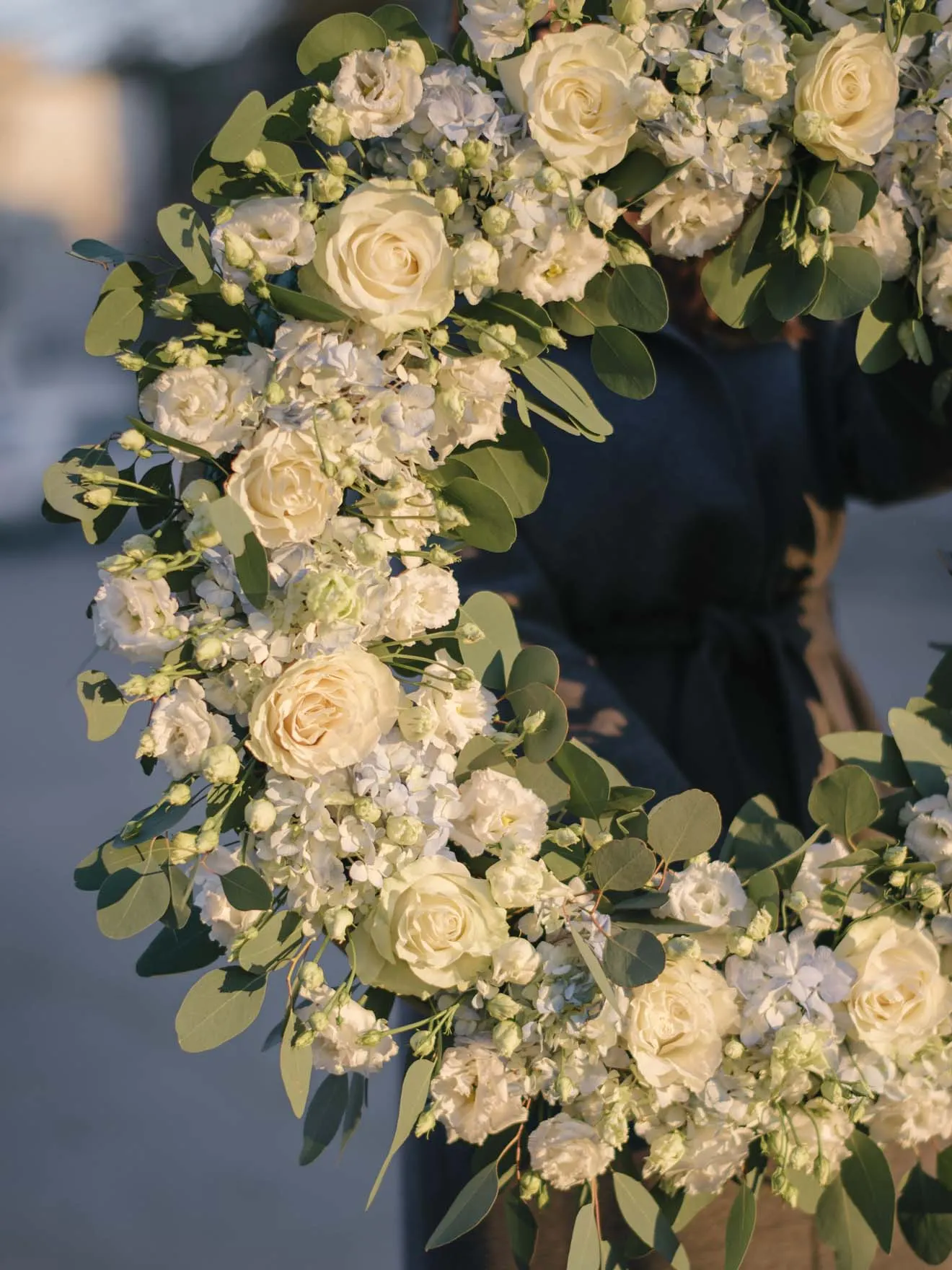 Coroană funerară cu flori albe (75cm diametru)