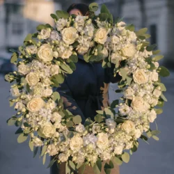 Coroană funerară cu flori albe (75cm diametru)