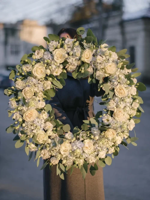 Coroană funerară cu flori albe (75cm diametru)