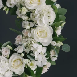 Coroană funerară cu flori albe