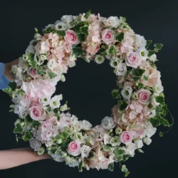 Coroană funerară cu flori roz