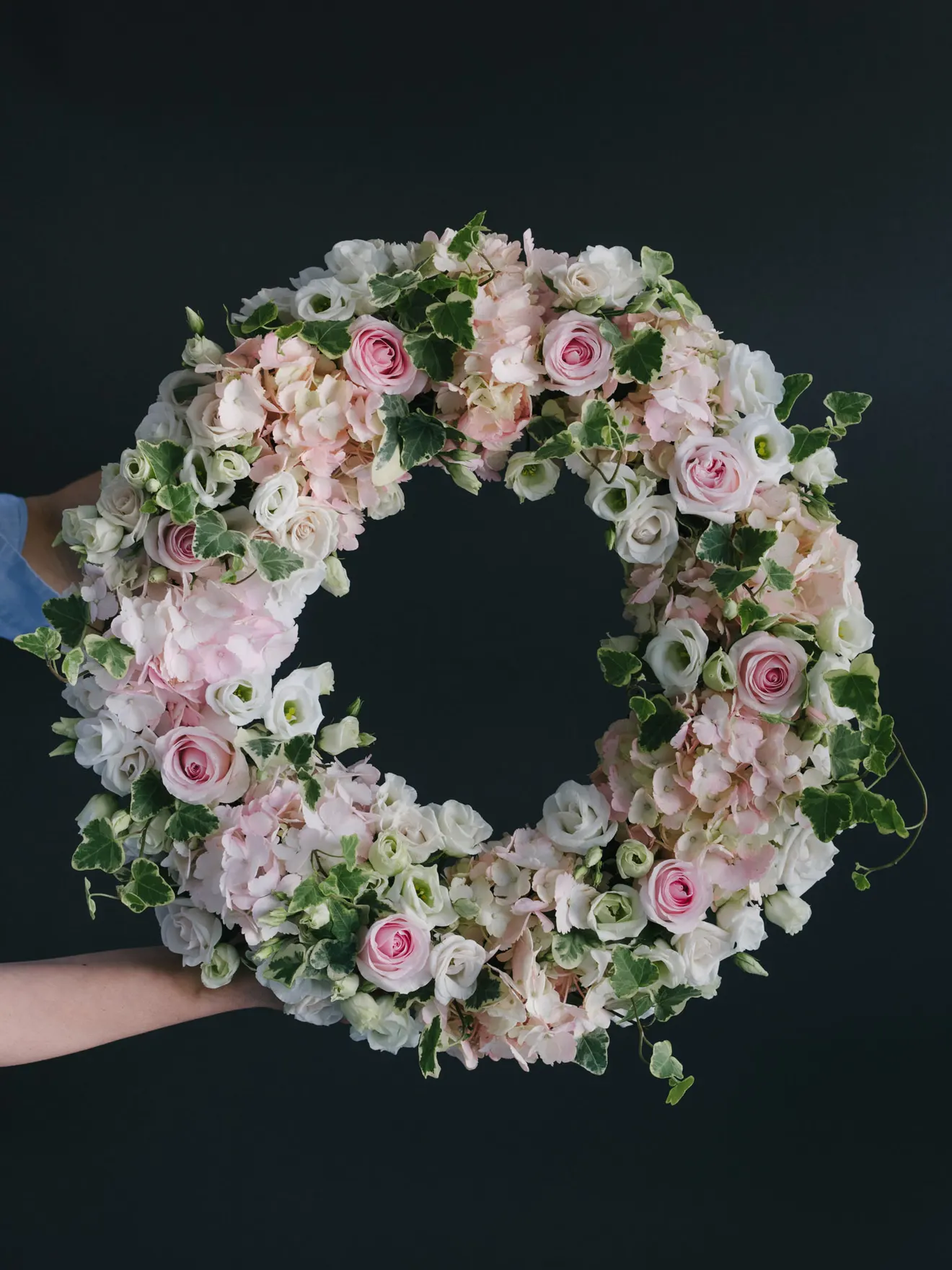 Coroană funerară cu flori roz