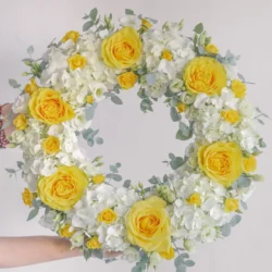 Coroană funerară în nuanțe solare